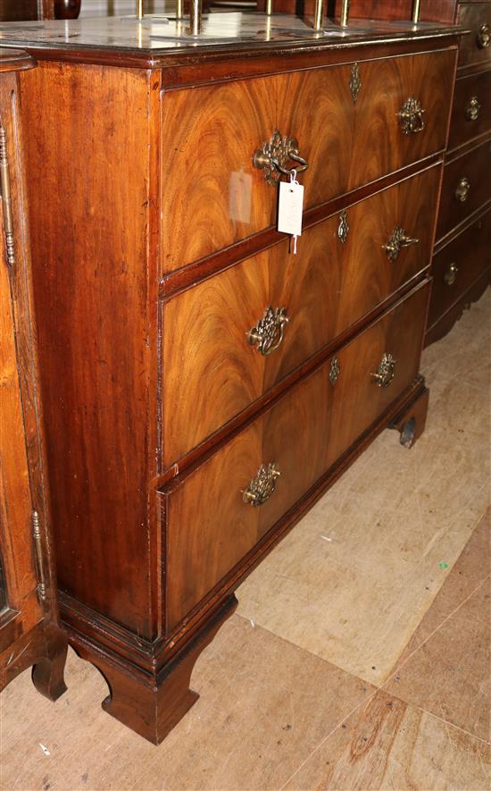 Georgian chest of three drawers(-)